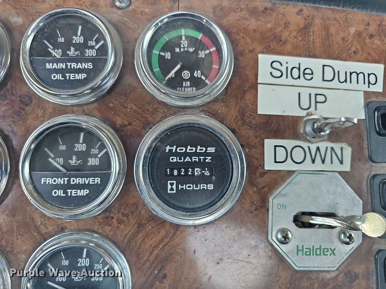 image for item DQ0268 2001 Peterbilt 379  semi truck