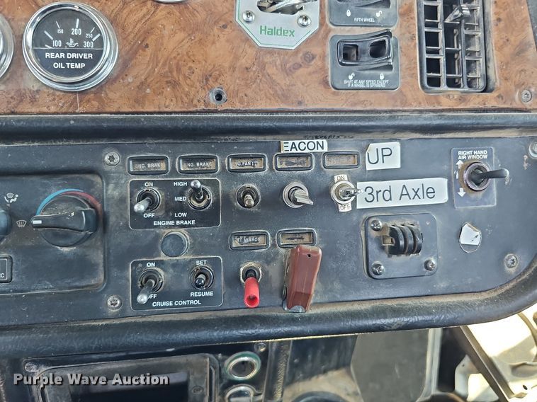 image for item DQ0268 2001 Peterbilt 379  semi truck