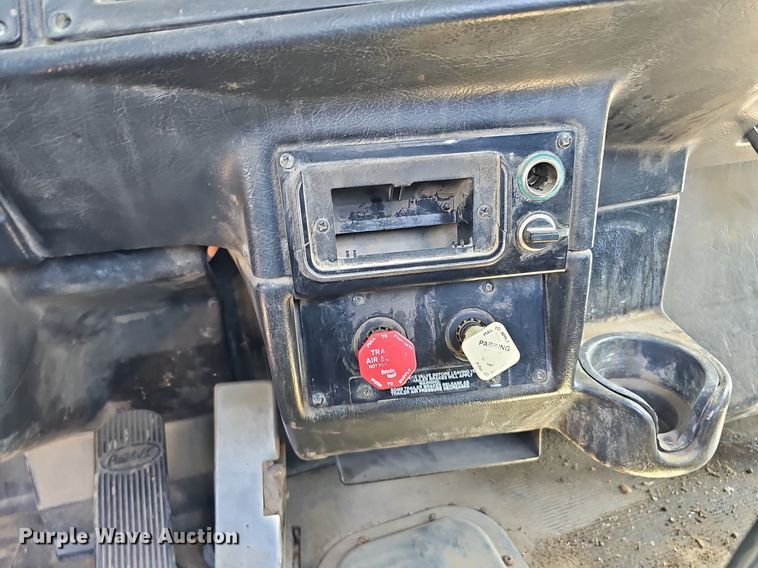 image for item DQ0268 2001 Peterbilt 379  semi truck