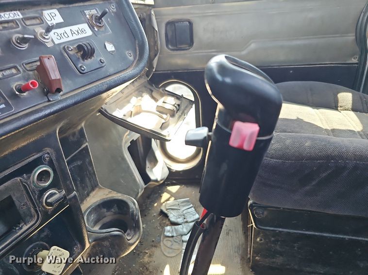 image for item DQ0268 2001 Peterbilt 379  semi truck