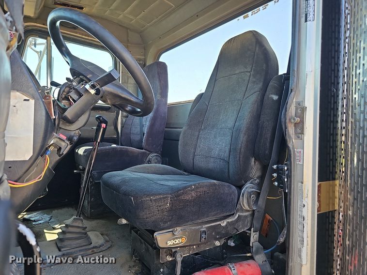 image for item DQ0268 2001 Peterbilt 379  semi truck