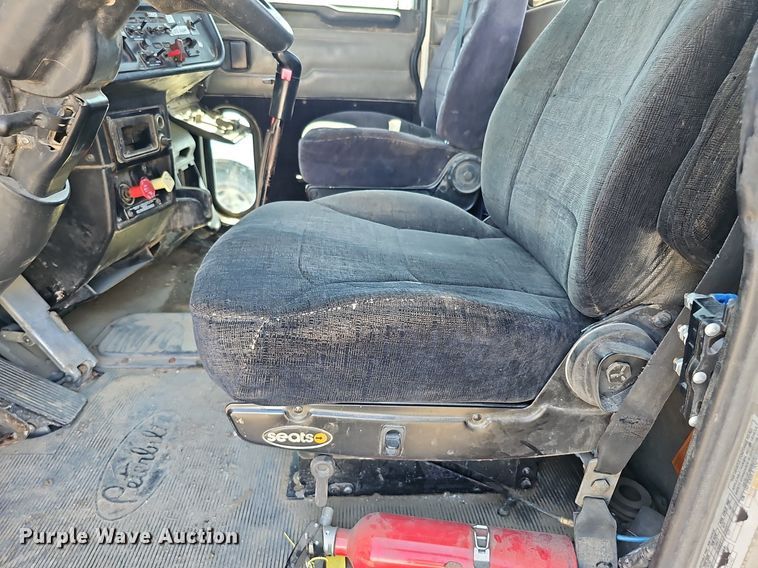 image for item DQ0268 2001 Peterbilt 379  semi truck