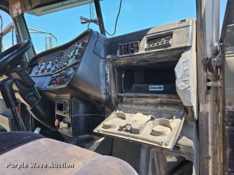 image for item DQ0268 2001 Peterbilt 379  semi truck