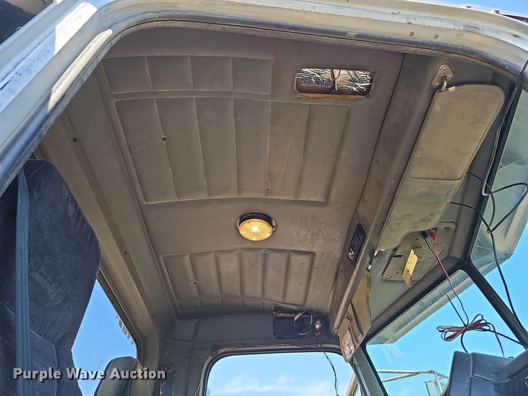 image for item DQ0268 2001 Peterbilt 379  semi truck