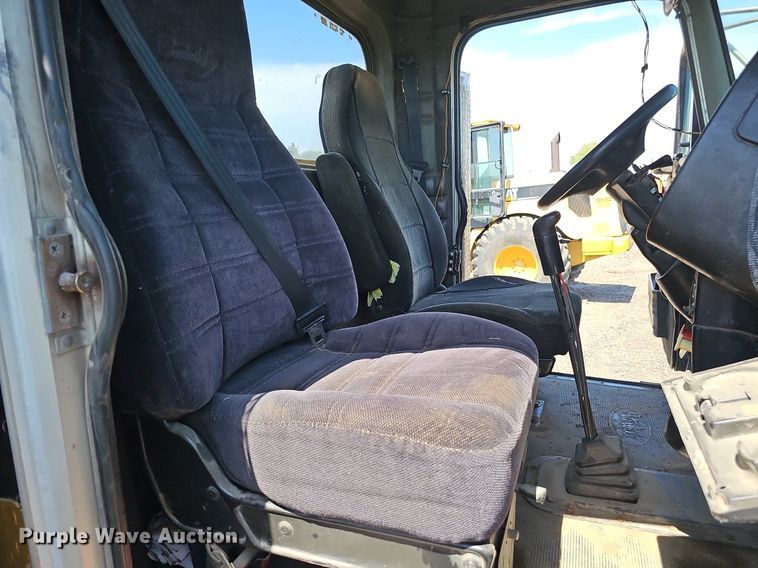 image for item DQ0268 2001 Peterbilt 379  semi truck