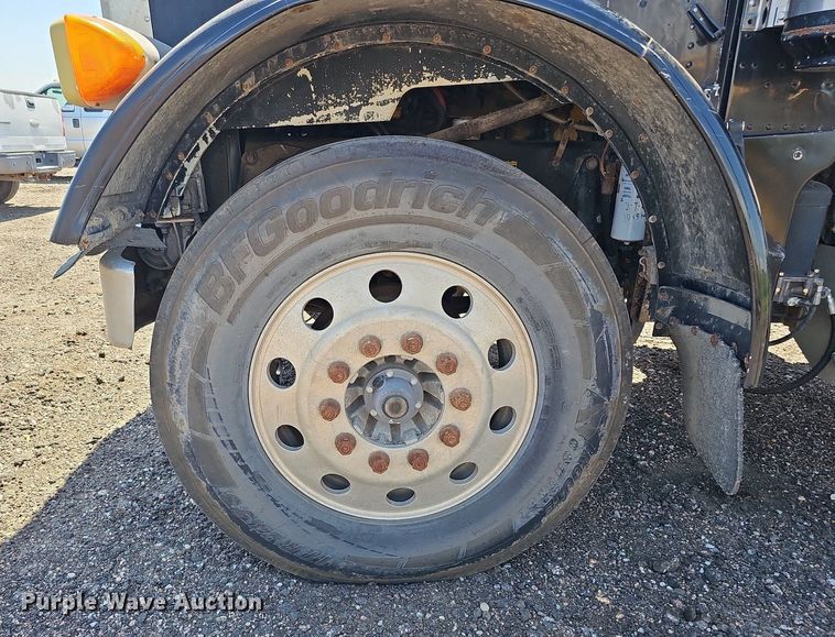 image for item DQ0268 2001 Peterbilt 379  semi truck