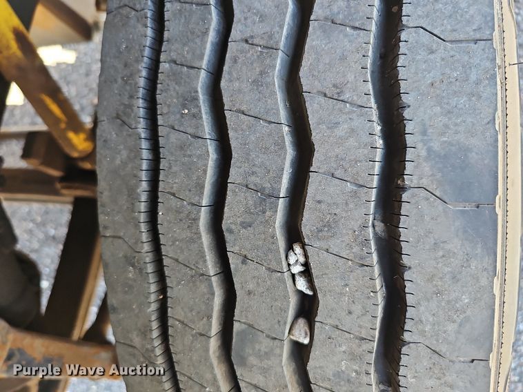 image for item DQ0268 2001 Peterbilt 379  semi truck