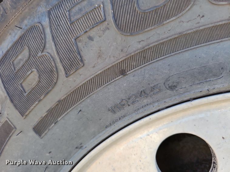 image for item DQ0268 2001 Peterbilt 379  semi truck