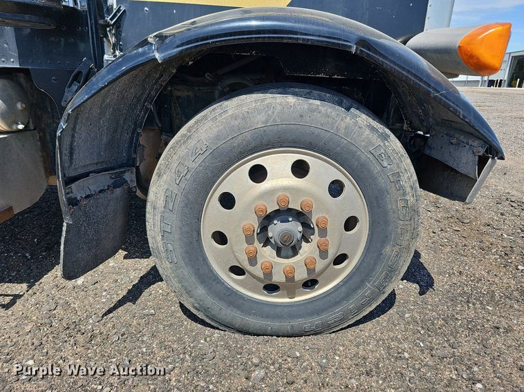 image for item DQ0268 2001 Peterbilt 379  semi truck