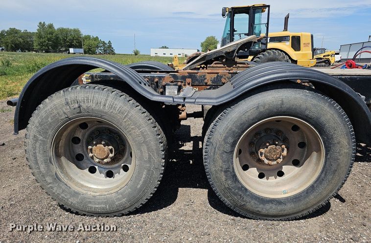 image for item DQ0268 2001 Peterbilt 379  semi truck