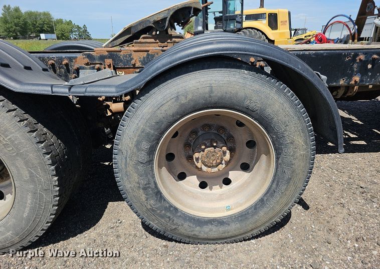 image for item DQ0268 2001 Peterbilt 379  semi truck