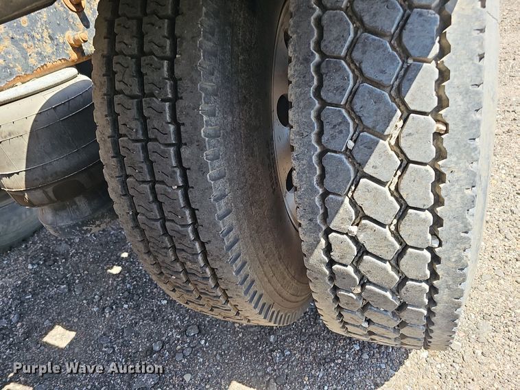 image for item DQ0268 2001 Peterbilt 379  semi truck