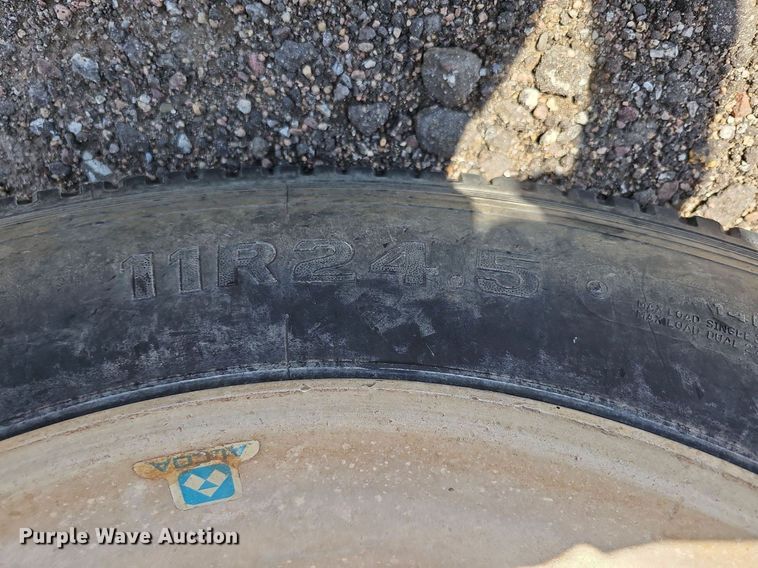 image for item DQ0268 2001 Peterbilt 379  semi truck