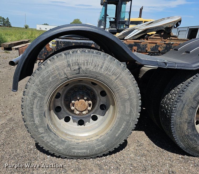 image for item DQ0268 2001 Peterbilt 379  semi truck