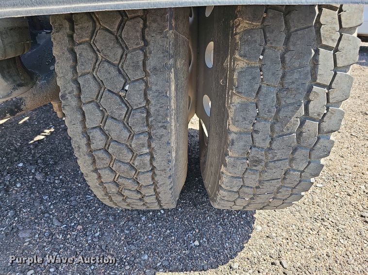 image for item DQ0268 2001 Peterbilt 379  semi truck