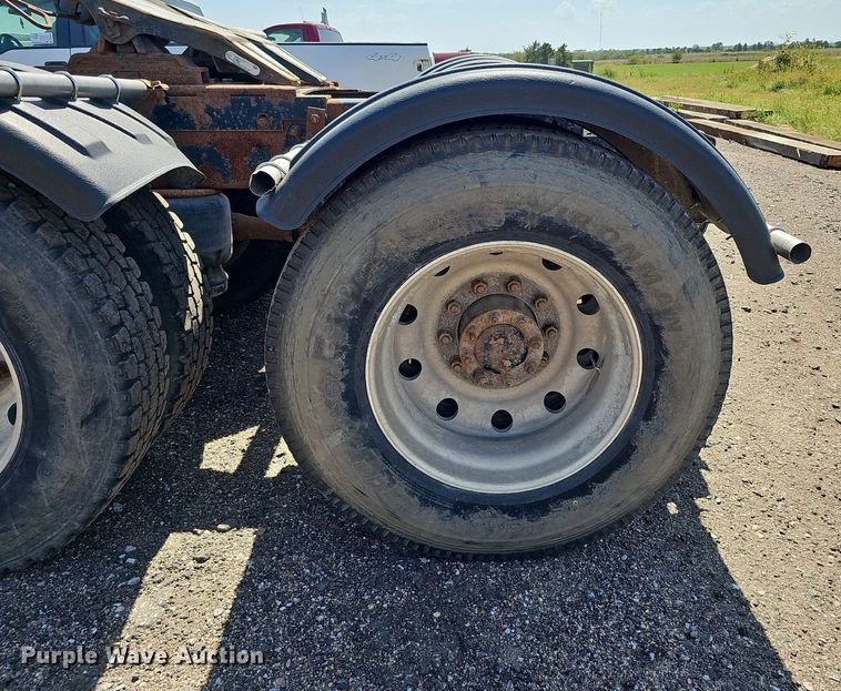 image for item DQ0268 2001 Peterbilt 379  semi truck