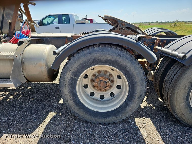 image for item DQ0268 2001 Peterbilt 379  semi truck