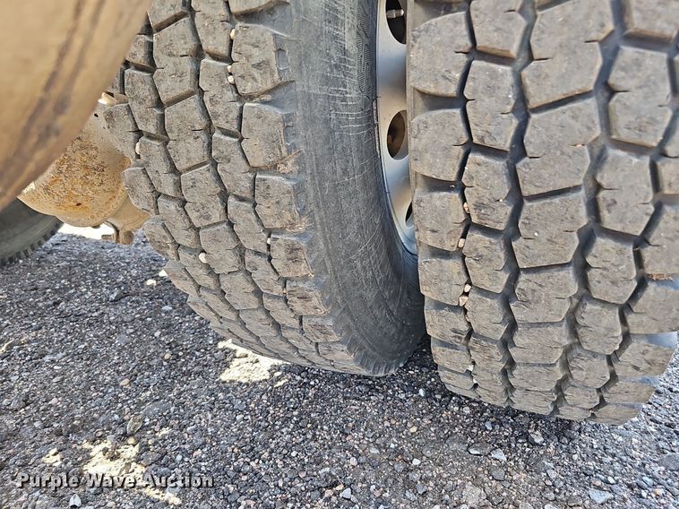 image for item DQ0268 2001 Peterbilt 379  semi truck