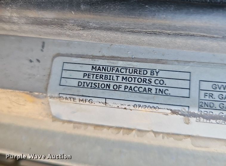 image for item DQ0268 2001 Peterbilt 379  semi truck