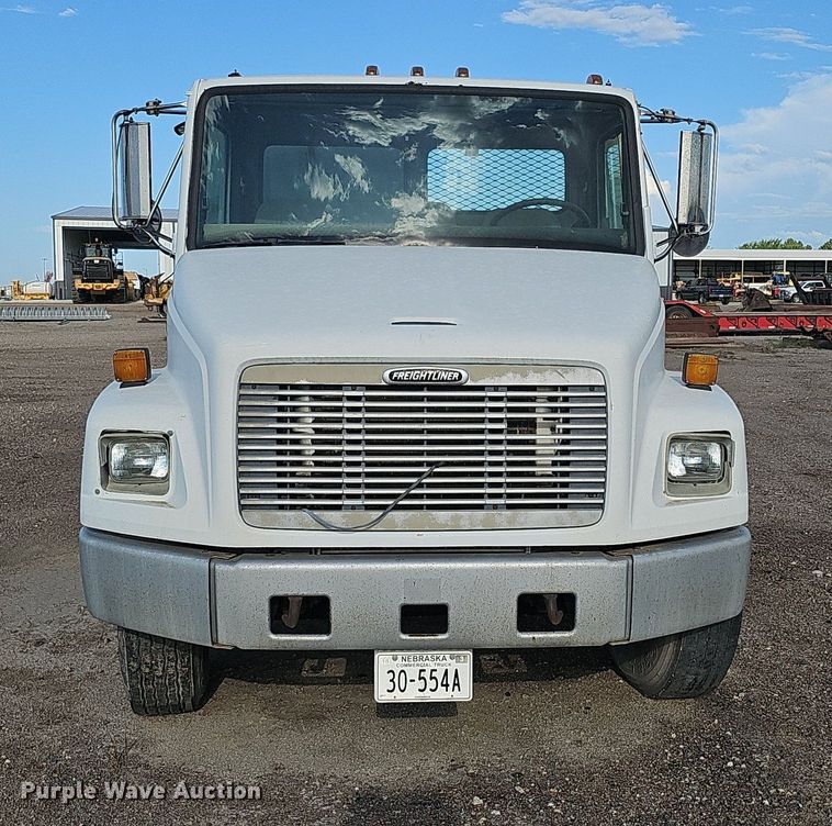 image for item DQ0274 1997 Freightliner FL70  rollback truck