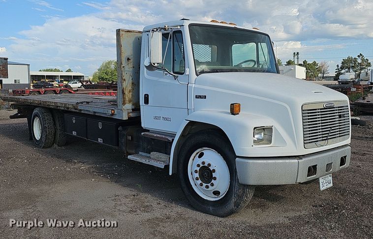 image for item DQ0274 1997 Freightliner FL70  rollback truck