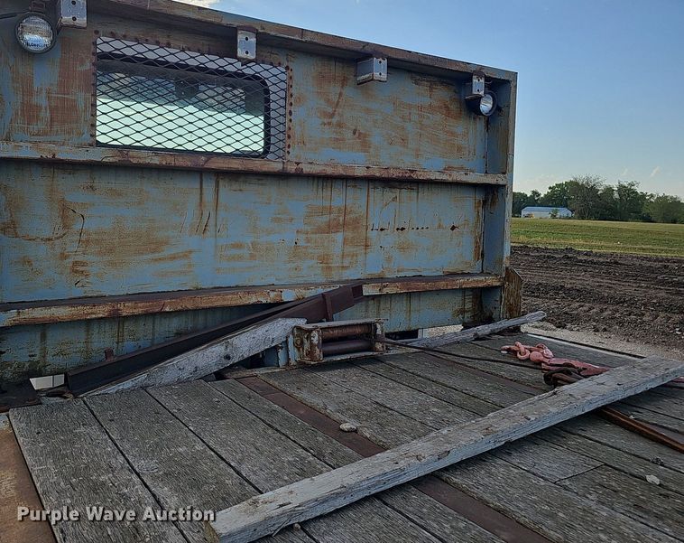 image for item DQ0274 1997 Freightliner FL70  rollback truck