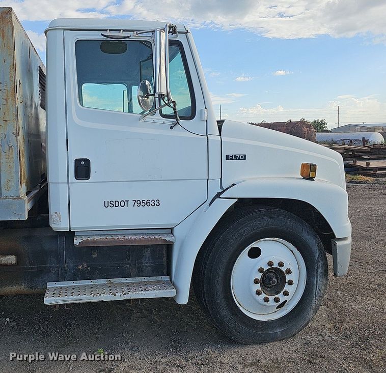 image for item DQ0274 1997 Freightliner FL70  rollback truck