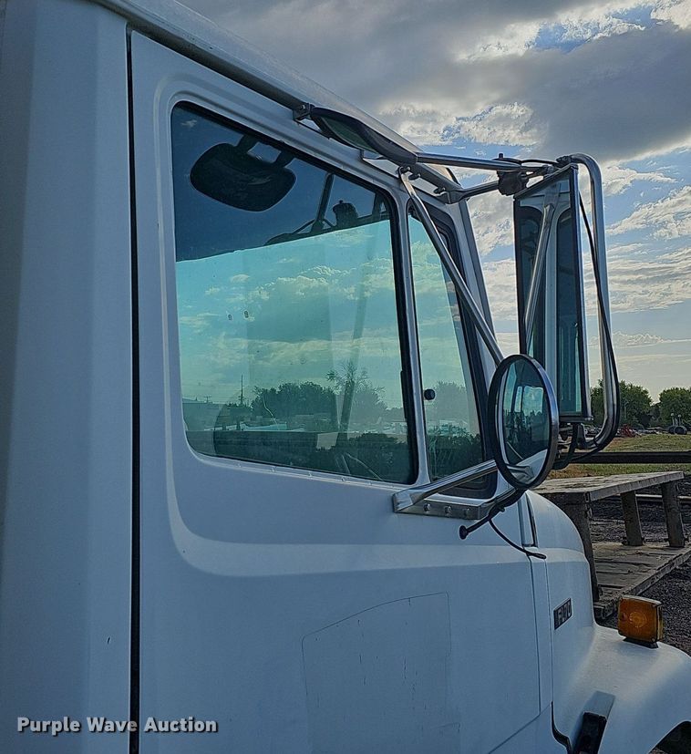image for item DQ0274 1997 Freightliner FL70  rollback truck