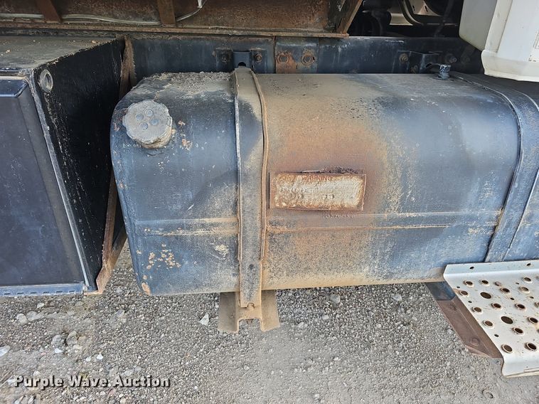 image for item DQ0274 1997 Freightliner FL70  rollback truck