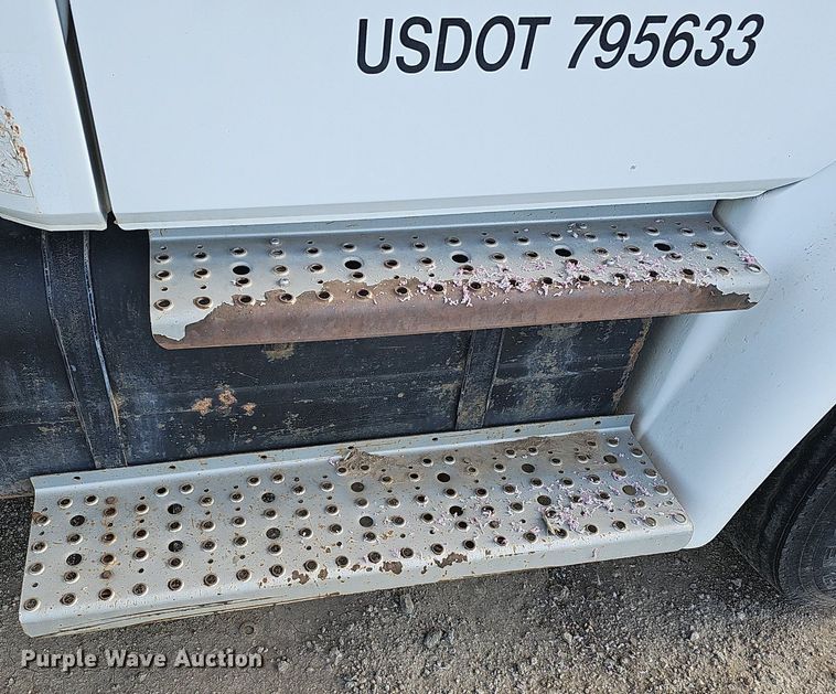 image for item DQ0274 1997 Freightliner FL70  rollback truck