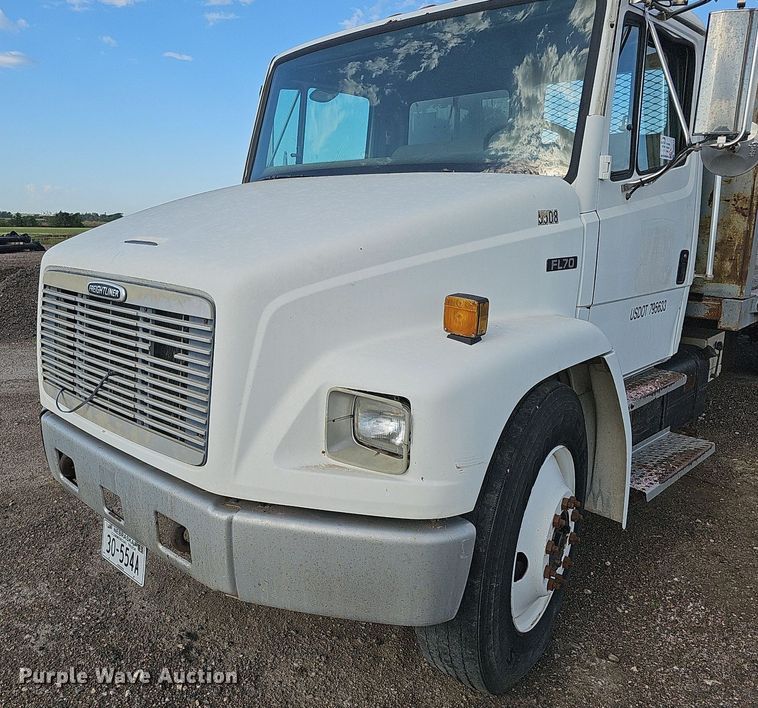 image for item DQ0274 1997 Freightliner FL70  rollback truck