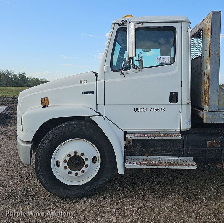 image for item DQ0274 1997 Freightliner FL70  rollback truck