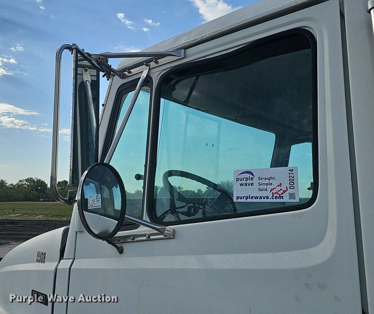 image for item DQ0274 1997 Freightliner FL70  rollback truck