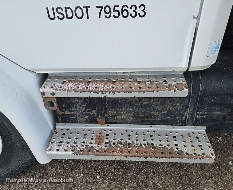 image for item DQ0274 1997 Freightliner FL70  rollback truck