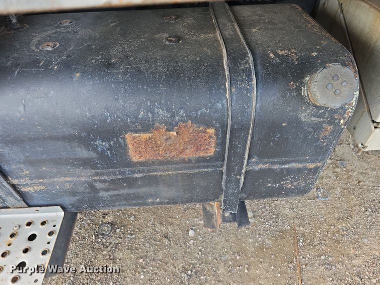 image for item DQ0274 1997 Freightliner FL70  rollback truck