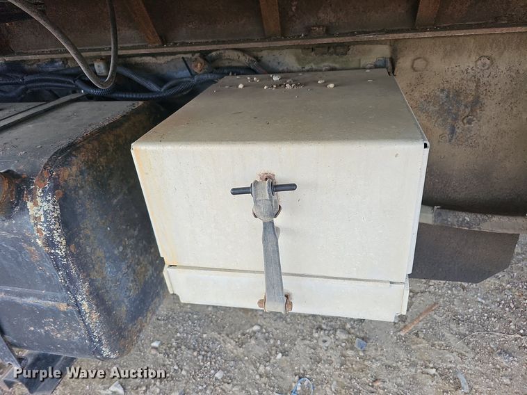 image for item DQ0274 1997 Freightliner FL70  rollback truck