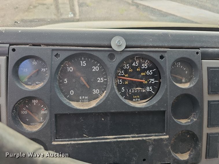 image for item DQ0274 1997 Freightliner FL70  rollback truck