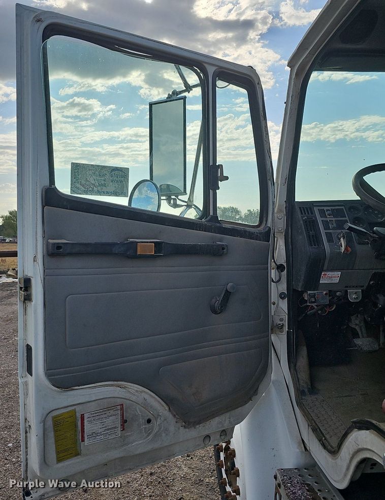 image for item DQ0274 1997 Freightliner FL70  rollback truck