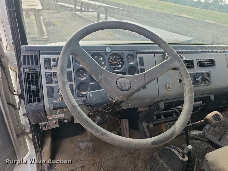 image for item DQ0274 1997 Freightliner FL70  rollback truck