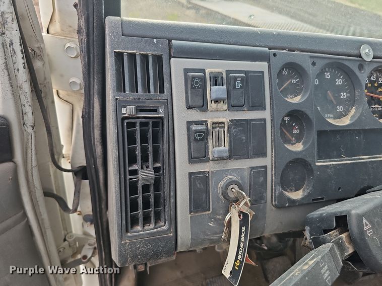 image for item DQ0274 1997 Freightliner FL70  rollback truck