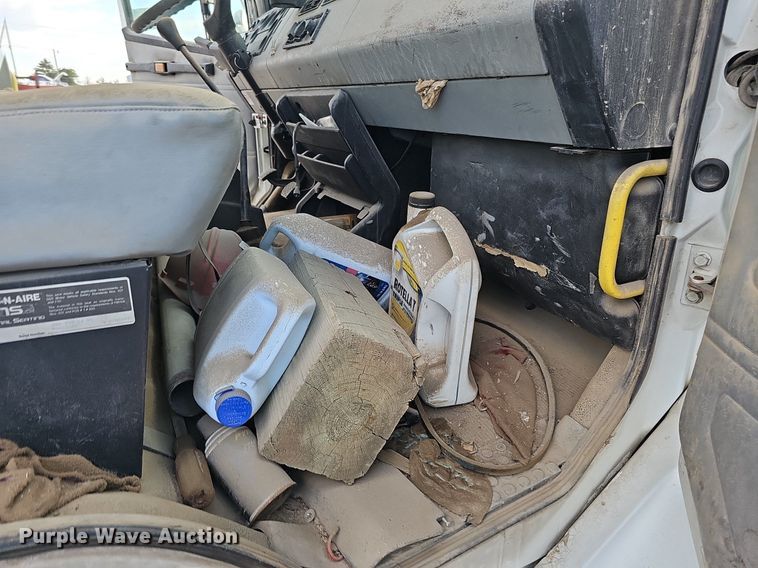 image for item DQ0274 1997 Freightliner FL70  rollback truck