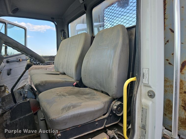 image for item DQ0274 1997 Freightliner FL70  rollback truck