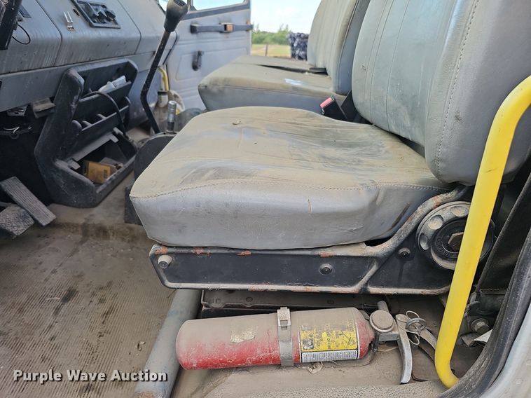 image for item DQ0274 1997 Freightliner FL70  rollback truck