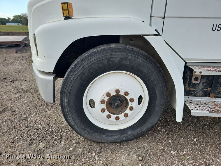 image for item DQ0274 1997 Freightliner FL70  rollback truck