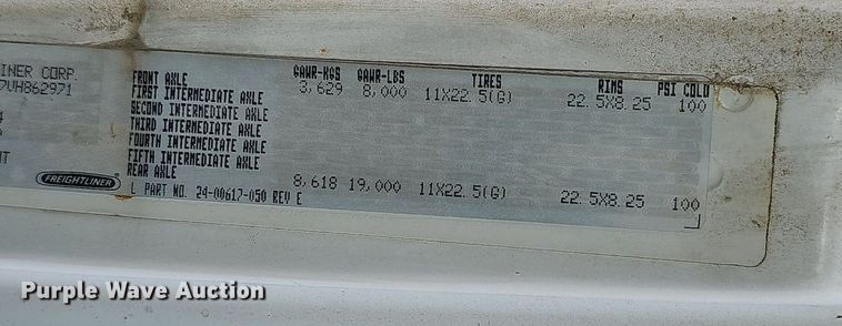 image for item DQ0274 1997 Freightliner FL70  rollback truck