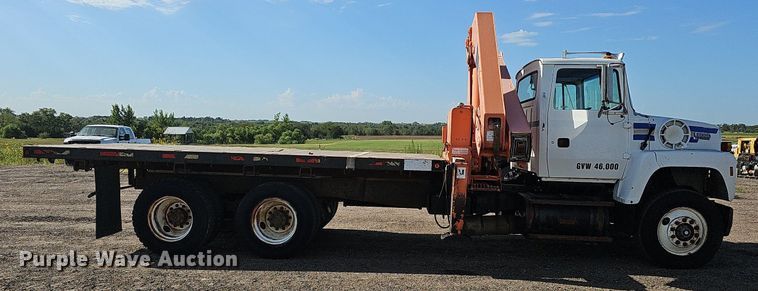 image for item DQ0277 1993 Ford L8000  crane truck