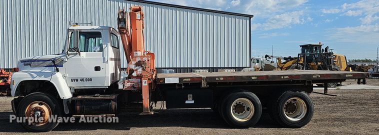 image for item DQ0277 1993 Ford L8000  crane truck