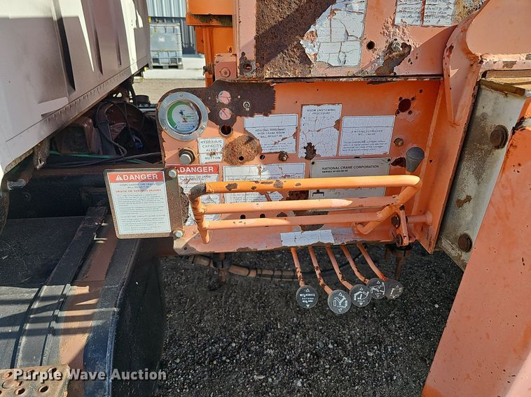 image for item DQ0277 1993 Ford L8000  crane truck