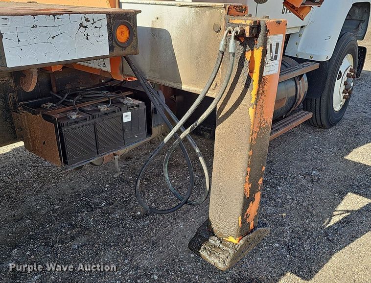 image for item DQ0277 1993 Ford L8000  crane truck