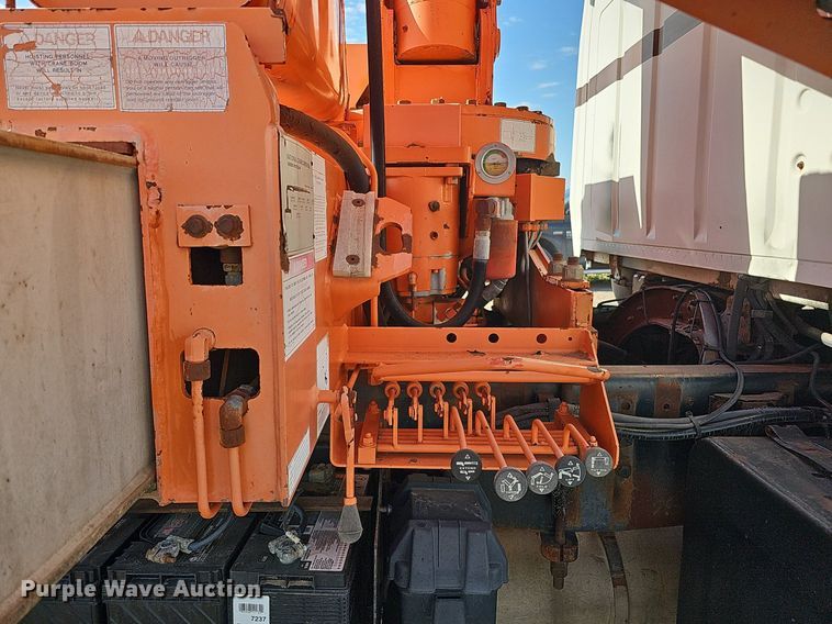 image for item DQ0277 1993 Ford L8000  crane truck